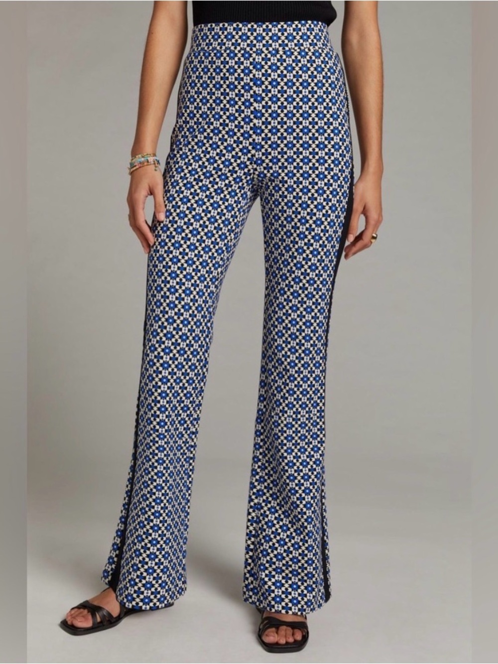 Maeve by Anthropologie pants in a funky fun pattern. Blue, black and white, sz s